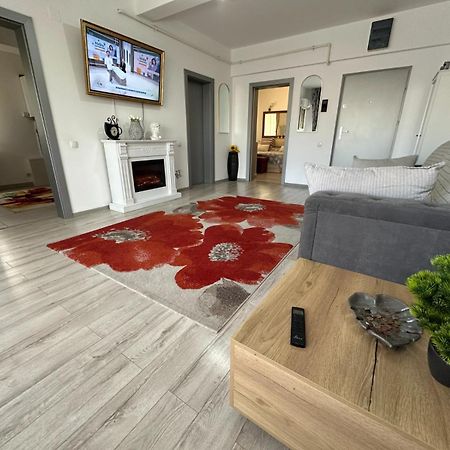 Downtown "Rendez-Vous" Luxury Apartment Bacau Exterior photo