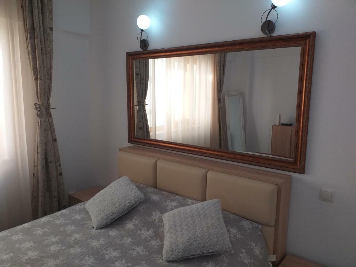 Downtown "Rendez-Vous" Luxury Apartment Bacau Exterior photo